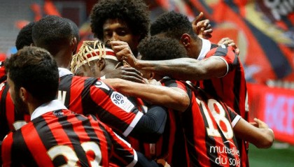  里昂主场惨败尼斯，防守漏洞暴露主帅承压  