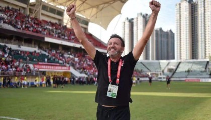  AC米兰主场溃败，球迷高呼教练下课  